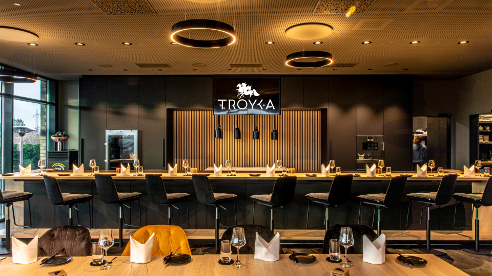 LOXONE im Gewerbe: smartes Restaurant TROYKA