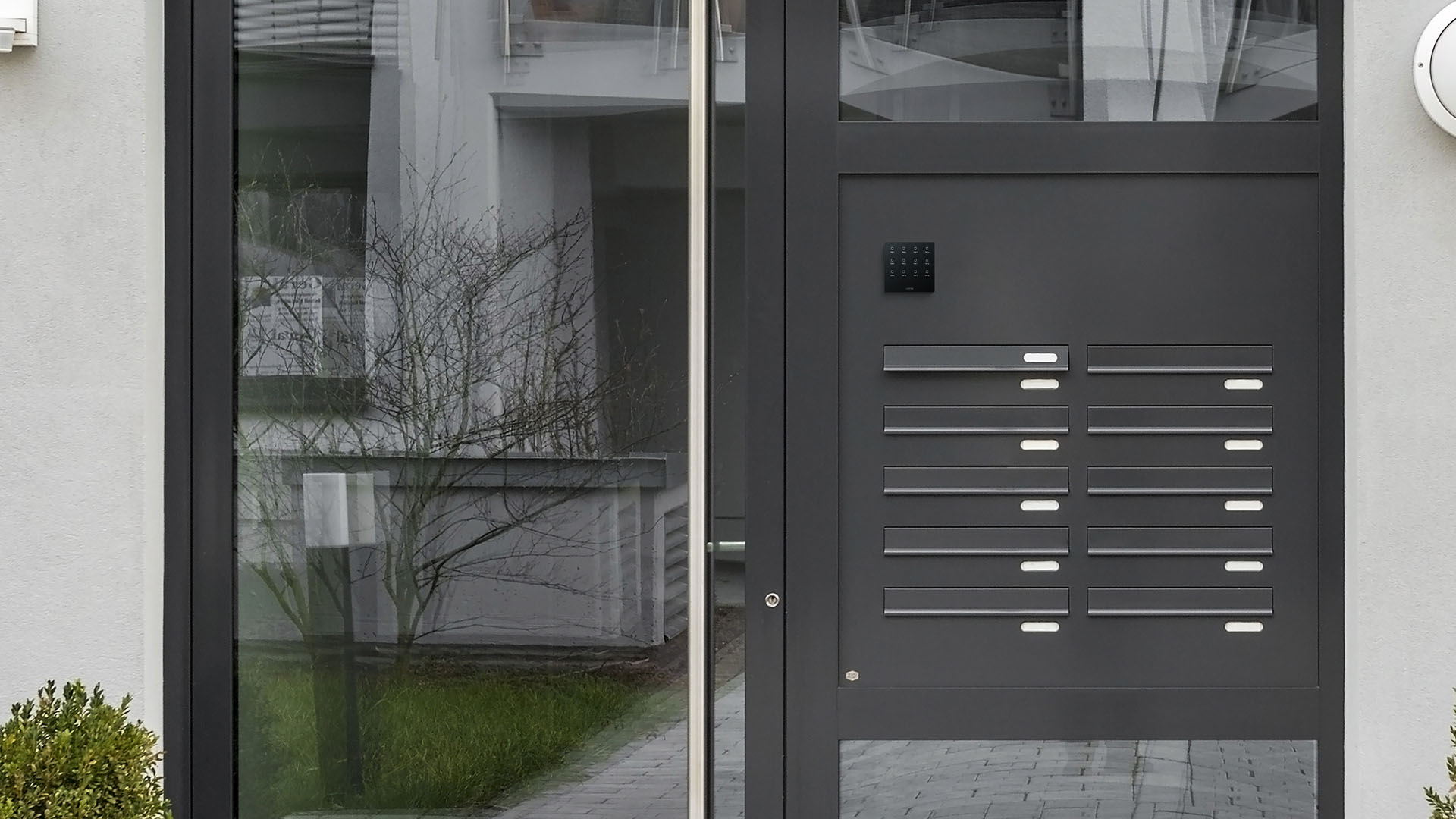 Anthracite Touch Pure Flex at the entrance door of a residential building