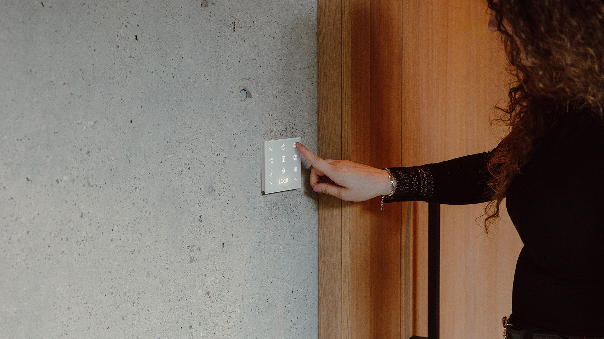 Woman operating a Touch Pure Flex in white