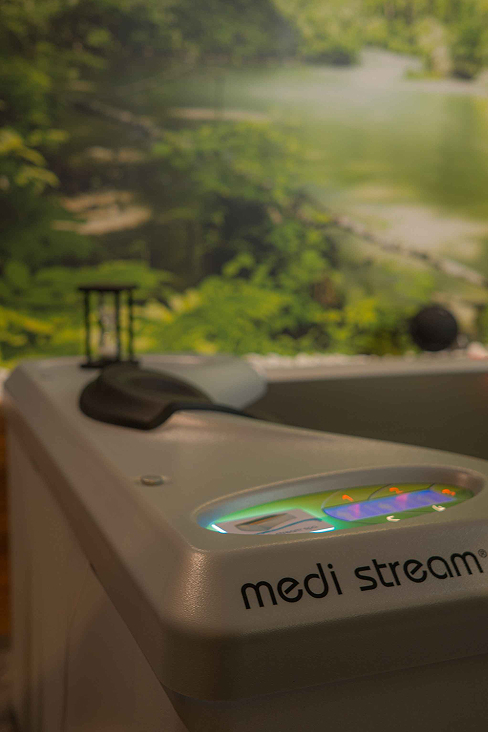 Smart Wellness Medi Stream Spa Überwassermassageliege im Wellnessbereich