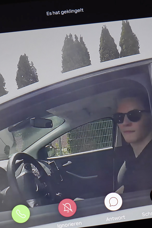 Gast läutet an der Intercom – smarte Hotelautomation ermöglicht persönlichen Empfang schon am Parkplatz