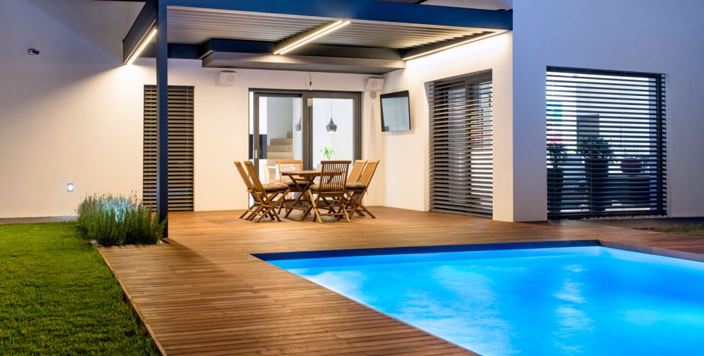 Enfin ! Il est temps de profiter de la saison des piscines. Encore mieux si vous avez une piscine intelligente !