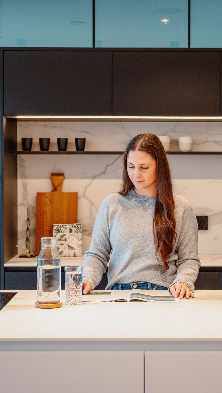Rodina odpočívá v obývacím pokoji, o světlo a teplo se stará smart home